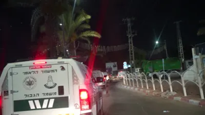 שוידערליכע אנטדעקונג: א ביקס און א מעסער אויסגעגראבן פון די זאמד אין א קינדערגארטן אין רהט