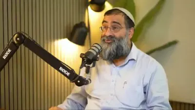 תל אביב'ער הסדר ראש ישיבה פארטיידיגט דאס דאווענען יום כיפור מיט אן אומגעווענליכע מחיצה; רופט אן די קריטיקירער "א כלי פון די סטרא אחרא"