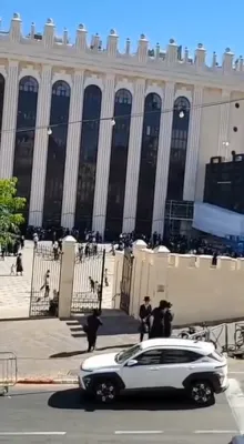 א בעלזער חסיד שילדערט דעם מצב אין קרית בעלזא ירושלים 10:00 אזייגער צופרי: טויזנטער חסידים דרייען זיך ארום אהין און צוריק, ווען א טייל פון זיי האבן שוין געדאוונט שחרית.