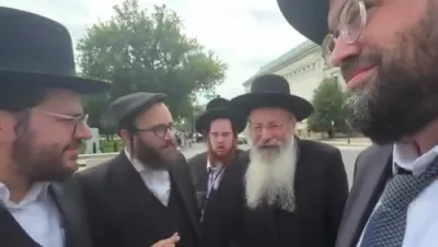 היסטארישע באזוך אין ווייסן הויז: הגאון רבי מלכיאל קאטלער שליט"א קומט אן, און ענטפערט אויף א פראגע איבער געבן א ברכה פאר טראמפ