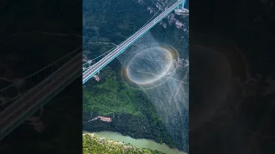 אן אינטערסאנטע רינדכיגע רעגנבויגן באווייזט זיך אונטער א רעקארד-ברעכנדע בריק אין טשיינע