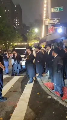 זעט: פראטעסטירער פארזאמלען זיך פארנט פון די שטוב פונעם סאטמארער רבי'ן אין וויליאמסבורג