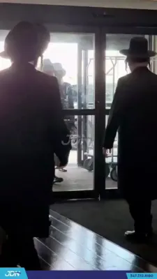 כ"ק אדמו"ר מוויזשניץ מאנסי שליט"א קומט אן אין טעטערבארא עירפארט אין ניו דזשערסי, אויפן וועג צום היסטארישן באגעגעניש צווישן רבנים און פרעזידענט טראמפ אינעם ווייסן הויז.