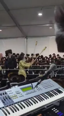 ווידעא: הרה"צ ר' אלימלך בידערמאן שליט"א פירט אן די הדלקה פאר חסידי וויזשניץ מאנסי אין מירון