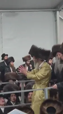 ווידעא: הרה"צ ר' אלימלך בידערמאן שליט"א פירט אן די הדלקה פאר חסידי וויזשניץ מאנסי אין מירון