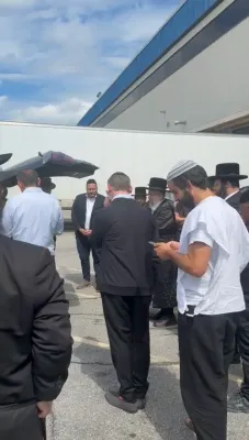 כ"ק האדמו"ר מביאלא ארה"ב שליט"א ביים מספיד זיין זיין ברודער כ"ק האדמו"ר מביאלא אסטראווא זצ"ל ביי די לוויה אין אמעריקע.