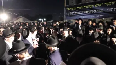 ווידעא: הונדערטער זאמלען זיך צו תפילה ביים ציון פונעם פאנאוועזשער רב זצ"ל אין שאטן פון די אומקלארקייט איבער די ישיבה'ס צוקונפט