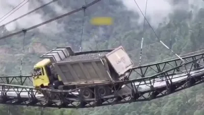 אן איבערגעלאדענטע טראק מאכט חרוב א וויכטיגע גרעניץ בריק אין אינדיע