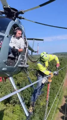 העליקאפטער פילאטן ריזיקירן מיטן לעבן פליענדיג הארט נעבן עלעקטריק דראטן