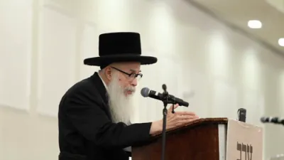 הגה"צ ר' יוסף ישראל אייזנבערגער שליט"א דומ"ץ סקווירא ביים רעדן קעגן די וועלכע פרעגן הלכה שאלות פון AI.