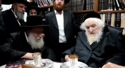 כ"ק אדמו"ר מאקאווא שליט"א איז געקומען זיך אנצואוואונטשן לכבוד דעם נייעם יאר ביי כ"ק גאב"ד ירושלים שליט"א און האט איבערגעגעבן א קוויטל. אין א געהויבענעם מאמענט, האט דער פוסק הדור אנגעהויבן זינגען דעם ניגון "אם אמרתי מטה רגלי", און דערנאך פארגעזעצט מיטן בא