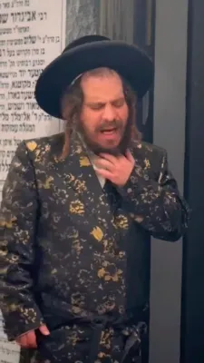 כ''ק אדמו"ר מקרעטשניף כפר עטה שליט''א ביים ציון הק' אין קרית יואל.