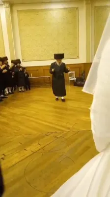 כ"ק האדמו"ר מרימנוב שליט"א ביים מצוה טאנץ מצוה טאנץ ביי די חתונה פון זיין זון