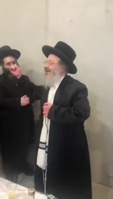 כ"ק אדמו"ר מביאלא אוסטרובא זצ"ל - וועלכער איז פריער היינט נפטר געווארן - טאנצן און זינגען ביים ציון פונעם הייליגן רבי ר' זושא פון אניפאלי.