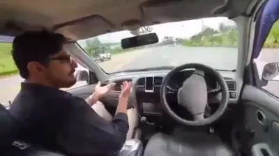 "נישט קיין מאנגל אין טאלאנט": א זעלבסט-געמאכטע דרייווערלאזע קאר אין פאקיסטאן קראכט אריין אין א פאליציי ווען
