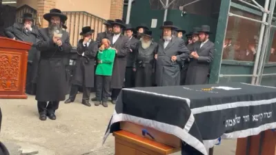 די לוויה פונעם יונגערמאן הרה"ח ר' רפאל בנימין שישא ז"ל ביים אריבערגיין פארנט פונעם דושינסקיא בית מדרש אין וויליאמסבורג.