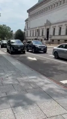 אפדעיט: כ"ק אדמו"ר מבאבוב שליט"א איז אנגעקומען אין ווייסן הויז
