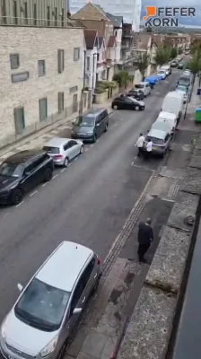 א הויכהילכער אין די סטאמפארד היל געגנט שרייט ארויס דעם ווייטאגליכן געשריי פון צענדליגע בנות ישראל, וואס האבן נאך אלץ נישט באקומען קיין פלאץ צו לערנען אין די ארטיגע סקולס.