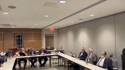 גאווערנאר קאנדידאט ברוס בלעיקמאן טרעפט זיך מיט קאמיונעטי פירער אין פלעטבוש בעפאר די וואלן