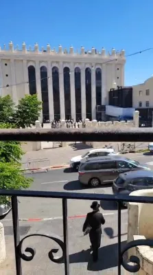 דראמע אין בעלזא: כ"ק אדמו"ר מבעלזא שליט"א איז פלוצינג אפגעפירט געווארן אין שפיטאל