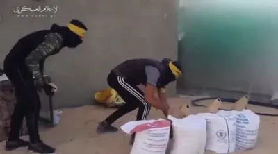 הילף אדער וואפן? ווידיאו ווייזט ראקעטן פלאצירט נעבן אונרא זעקלעך אין עזה