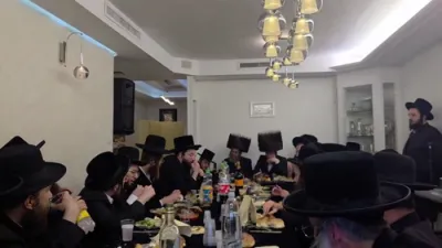 יו"ר הנהלת קהילת בעלזא טרעט אויף ביים שבע ברכות פונעם באקאנטן פי-אר מאן משה ראטענבערג