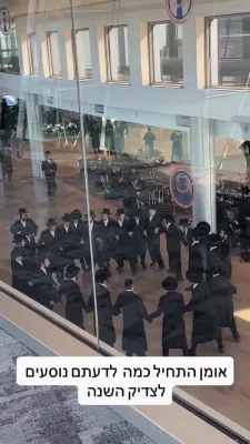ווידעא: פרייליכע טענץ אין לופטפעלד ביים צוריקקער פון די וויזשניץ מאנסי חסידים פון די היסטארישע נסיעה קיין ארץ ישראל