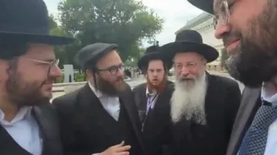 אפדעיט: ראש ישיבת ביהמ"ד גבוה הגאון ר' מלכיאל קאטלער שליט"א קומט יעצט אן אין ווייסן הויז פאר די מיטינג מיט פרעזידענט טראמפ. ר' מלכיאל האט געזאגט פאר רעפארטערס אז ער וועט נישט מאכן קיין ברכה אויפן פרעזידענט.
