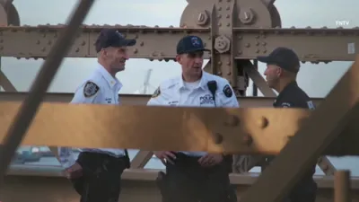 שיסעריי אויפ'ן בריק: NYPD דערשיסט צום טויט א באוואפנטע מאן מיט א מעסער אויף די קעיבלס פונעם ברוקלין בריק