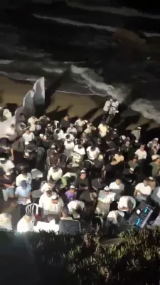 הונדערטער אידן ביים זאגן סליחות ביים ציון פון רבי אבהו אין קיסריה