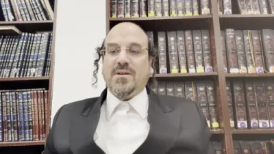 א הערליכע מעשה "די סגולה פון ברכת אשר יצר בכוונה" - דורך הרב אליהו שווארץ ביים שיעור עמוד היומי 'דרשו' מסכת יומא דף סב