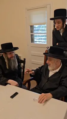 הגה"צ גאב"ד פשעווארסק וויליאמסבורג שליט"א אויף א באזוך במעון קדשו פון כ"ק אדמו"ר מליסקא שליט"א, לרגל די חתונה פון זיין טאכטער.