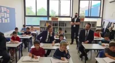 פרעזידענט הערצאג לערנט מיט די קינדער אין טעלז סטאן צום אנהויב פונעם נייעם זמן