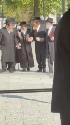 זעהט: כ"ק אדמו"ר מסאטמאר שליט"א ביים פארלאזן דעם ווייסן הויז מיט עטליכע מינוט צוריק. 