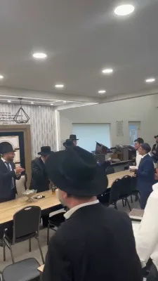 כ"ק אדמו"ר מסקולען לעיקוואוד ביי א באזוך און שיחת חיזוק אלס הכנה צו ראש השנה אין ישיבת 'נתיב התורה' אין די טאמס ריווער געגנט אין לעיקוואוד.