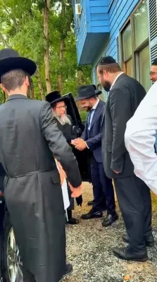 כ"ק אדמו"ר מסקולען לעיקוואוד ביי א באזוך און שיחת חיזוק אלס הכנה צו ראש השנה אין ישיבת 'נתיב התורה' אין די טאמס ריווער געגנט אין לעיקוואוד.