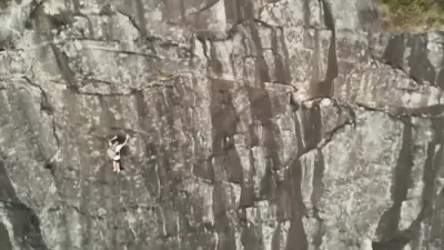 דראמאטישע רעטונג: פייערלעשער לאזט זיך אראפ א בארג צו ראטעווען א פארכאפטע קלעטערער