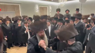 כ"ק האדמו"ר מסאדיגורא ירושלים שליט"א ביי די חתונה פון א אייניקל פון דער בעל חסד ר' נפתלי הערש צאהלער לרפו"ש, בן לבנו הנגיד ר' בנציון דער בעל האכסניא פון רבי'ן אין בארא פארק.