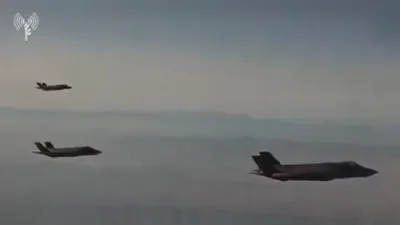 סטעלט פליגערס אין א פארמירונג: מדינת ישראל ווייזט ארויס F-35I דזשעטס אויפ'ן וועג קיין איראן