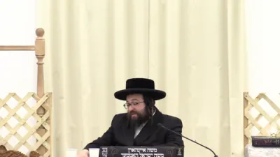 זיין ווייב הערט נישט אויף אים צו סעקירן... ער ברענגט איר אהיים 3 קאליר קעיק...!