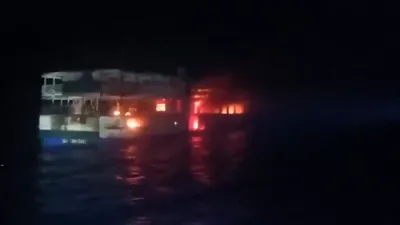 טראגעדיע: 5 טויט און איבער 80 פעלן נאך א פייער אויף א פערי נעבן די פיליפינער בארטן