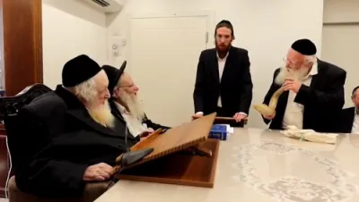 לאנג יעריגער בעל תוקע בלאזט שופר פאר פוסק הדור הגר"מ שטערנבוך שליט"א