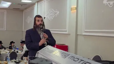 דוד קליגער זינגט א הארציגע "אנה אלך" אויפן וועג קיין אומאן
