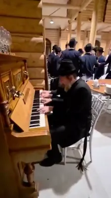 פרייליכע טענץ נאכן ערשטן סליחות אין די מארינא ראשטשא שול אין מאסקווע