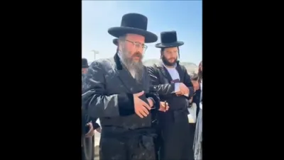 וזרח השמש כ"ק אדמו"ר מביאלא בית שמש שליט"א נעכטן ביים ציון פון זיין ברודער כ"ק אדמו"ר מביאלא אוסטראווא זצ"ל,איז מכתיר זיין איינציגן זון הרה"צ ר' יחיאל יהושע רבינוביץ שליט"א אלס ממלא מקומו פונעם רבי'ן זצ"ל.