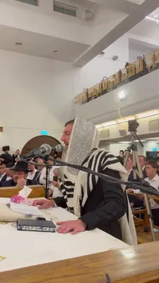 שלום לעמער קוקט ארויס צום ראש השנה דאווענען אין בארא פארק
