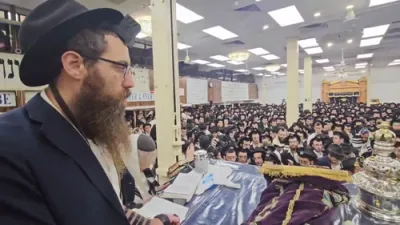 טויזנטער תשרי געסט ביים דאווענען שחרית אין 770 בעפאר ראש השנה