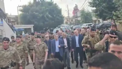 פרעזידענט פון לבנון באזוכט די חרוב'ע דרום לבנון און ווארפט אפ געשפרעכן מיט מדינת ישראל