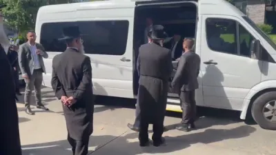 הראשון לציון הרב דוד יוסף ווערט ווארעם אויפגענומען ביים באזוך אין שיכון סקווירא