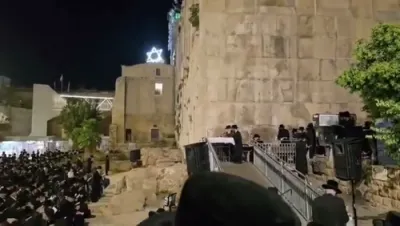עצרת תפילה פון חסידי באיאן נעכטן נאכט אין חברון לזכותו פונעם רבי'ן